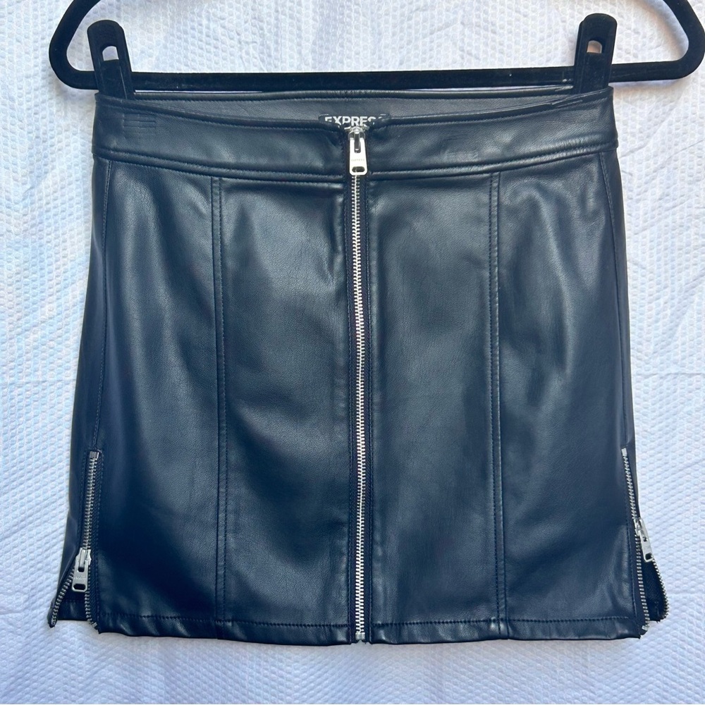 NWT Black Faux Leather Skirt Zippers Size 0 by Express
